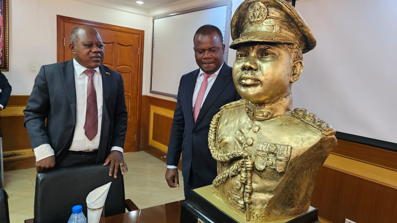 Angola presente nas celebrações dos 50 anos de assassinato do Presidente Murtala Muhammed e perpetua seu legado com 3 bustos