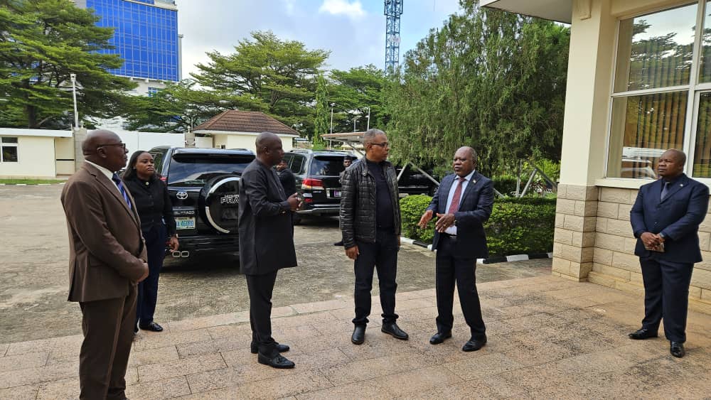 Ministro do Comércio visita Embaixada em Abuja